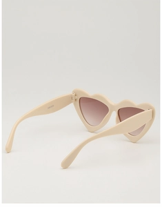 Detailansicht der herzförmigen Kinder-Sonnenbrille mit Modellnummer KD8107S am Bügel