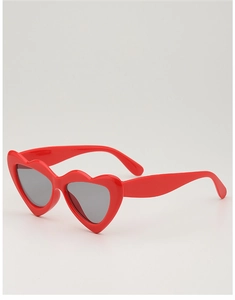 Detailansicht der roten Herz-Sonnenbrille für Kinder mit dunkelgrauen Gläsern und Rahmen