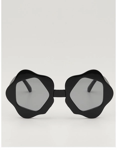 Front view detail of flower-shaped kids sunglasses with black wave frames and grey lenses