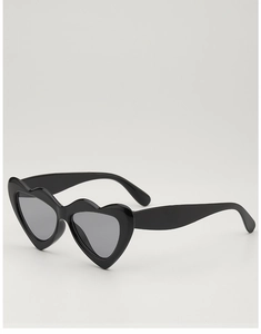 Detailansicht der schwarzen Kinder-Sonnenbrille in Herzform mit UV-Schutz-Gläsern