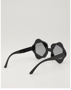 Detail view of KD61071 kids sunglasses featuring wavy black frames and gray lenses