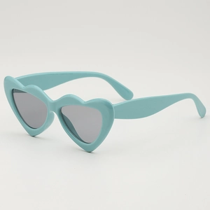 Süße hellblaue Kinder-Sonnenbrille in Herzform mit grauen UV-Schutzgläsern