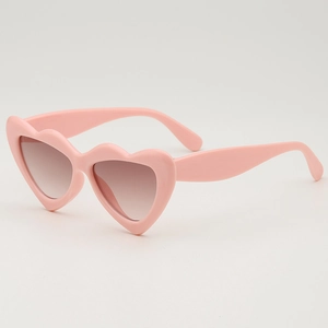 Rosafarbene Herz-Sonnenbrille für Kinder mit dunklen Verlaufsgläsern in der 45-Grad-Ansicht