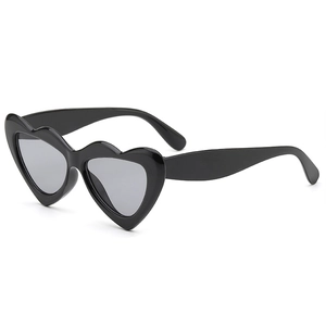 Retro-Kinder-Sonnenbrille in Herzform Schwarz mit grauen Gläsern in der Seitenansicht