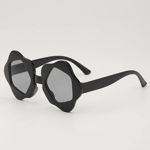 Black flower-shaped sunglasses for girls with UV protection and stylish wavy frames