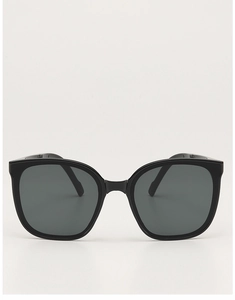 Vorderansicht der klassischen übergroßen schwarzen faltbaren Sonnenbrille mit grauen Gläsern