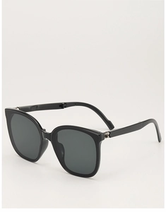 Detailansicht faltbarer Sonnenbrille mit schwarzem Rahmen und Metallscharnieren