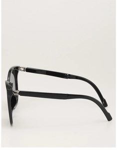 Detailansicht der faltbaren Sonnenbrille mit silbernem Metallscharnier und Rahmen