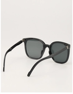 Detailansicht der klassischen schwarzen klappbaren Sonnenbrille mit grauen Gläsern