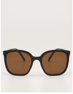 Detailansicht einer faltbaren schwarzen quadratischen Sonnenbrille mit braunen Gläsern