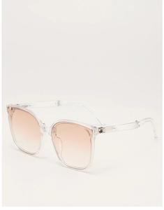 Detailansicht der quadratischen Sonnenbrille mit transparentem Rahmen und Pfirsich-Verlauf