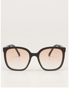Detail einer großen schwarzen Sonnenbrille mit hochwertigen orangefarbenen Verlaufsgläsern
