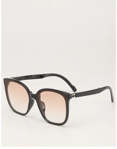 Makro-Detail des Klappscharniers und der Verlaufsgläser an der schwarzen Sonnenbrille