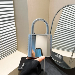 Λεπτομέρεια ασημί βραδινού τσαντακιού σε σχήμα λουκέτου με μεταλλικό φινίρισμα