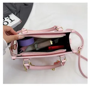 Intérieur du sac à main rose montrant les compartiments et le rangement de maquillage