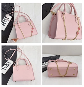 Sac bandoulière rose avec breloques fraises et chaîne dorée sous plusieurs angles