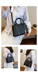 Détail du sac cabas noir en cuir PU à grain de litchi avec breloque fraise rose