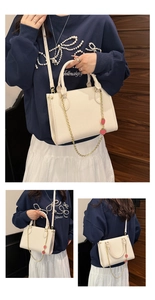 Trois styles de sac blanc à motif litchi avec chaîne dorée et breloques fraises
