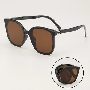 Faltbare Sonnenbrille mit schwarzem Gestell, Teegläsern und UV-Schutz-Funktion