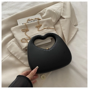Macro-opname van de zwarte hartvormige clutch met ronde reliëfdetails op het handvat