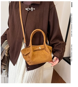 Détail du sac cabas vintage en daim marron avec boucles argentées et bandoulière réglable
