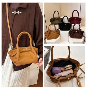 Détails du sac cabas en daim mat montrant les options de couleurs et l'intérieur spacieux