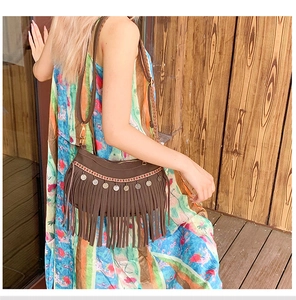 Détail du sac bohème à franges avec broderie ethnique et ornements de pièces en métal