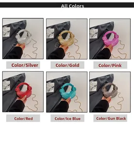 Vue détaillée des sacs à main en croissant en six couleurs métallisées avec chaînes