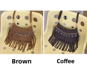 Détails de sacs bandoulière bohèmes en daim avec franges et breloques en métal vintage