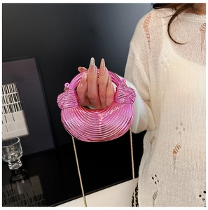 Nahaufnahme der rosa Metallic-Halbmondtasche mit gerippter Textur und Goldkette