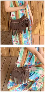 Détail d'un sac à bandoulière bohème vintage avec de longues franges et broderie ethnique