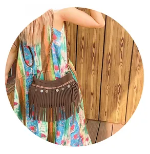 Détail du sac bohème marron à franges avec bandoulière tissée et pendentifs en métal