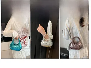 Détails de trois sacs à bandoulière géométriques métallisés avec chaînes amovibles