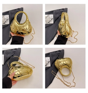 Vue détaillée du sac à main croissant doré avec texture géométrique et bandoulière
