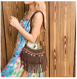 Détail du sac bandoulière bohème à franges marron avec broderie et pièces d'argent