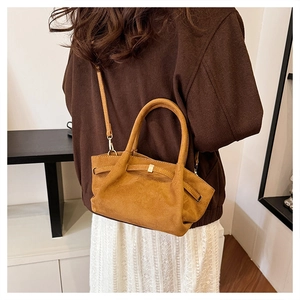 Vue détaillée d'un sac cabas vintage marron mat avec double poignée et fine bandoulière