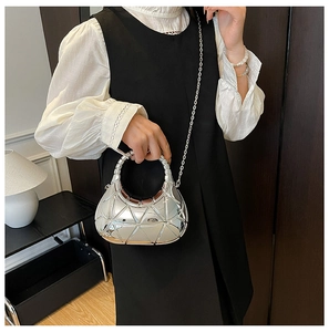 Elegante borsa a mezzaluna argento con trapuntatura geometrica e catena su modella