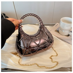 Dettaglio di una pochette in acrilico marrone metallizzato con trama geometrica e catena