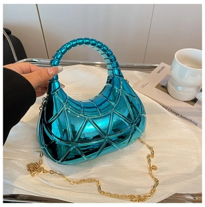 Dettaglio della borsa blu metallizzata con trama geometrica e catena dorata elegante