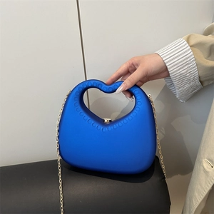 Klein blauwe hartvormige avondtas van acryl met matte afwerking en goudkleurige ketting