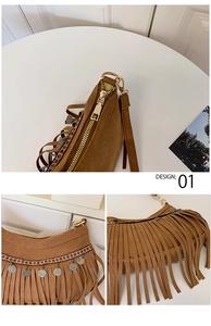 Détail du sac bohème à franges marron avec ruban ethnique tissé et breloques argentées