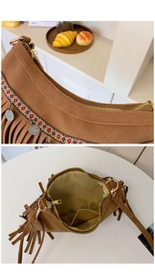Gros plan sur la broderie bohème et les glands métalliques d'un sac à franges