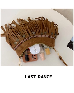 Détail de l'intérieur du sac en daim marron montrant sa capacité pour les essentiels