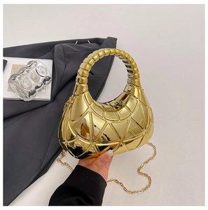 Dettaglio della borsa clutch geometrica oro in acrilico con finitura a specchio e catena