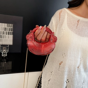 Metallische rote Halbmond-Handtasche mit geometrischer Textur und rundem Griff oben