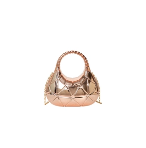 Dettaglio pochette di lusso oro rosa con trama geometrica e manico in perline
