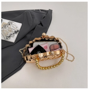 Détail de la pochette coquillage montrant l'intérieur avec poignée et chaîne dorée