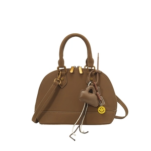 Borsa a mano vintage a conchiglia in pelle opaca kaki con ciondolo a cuore e tracolla