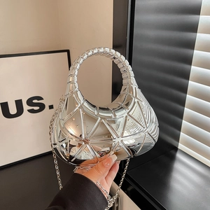 Borsa a mano geometrica argento in acrilico effetto specchio con tracolla a catena