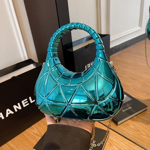 Borsa hobo geometrica blu in acrilico con catena dorata e design a mano di lusso